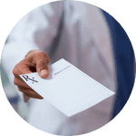 Jemand überreicht ein Rezept