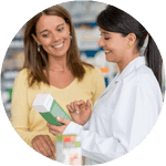 Apothekerin berät eine Kundin