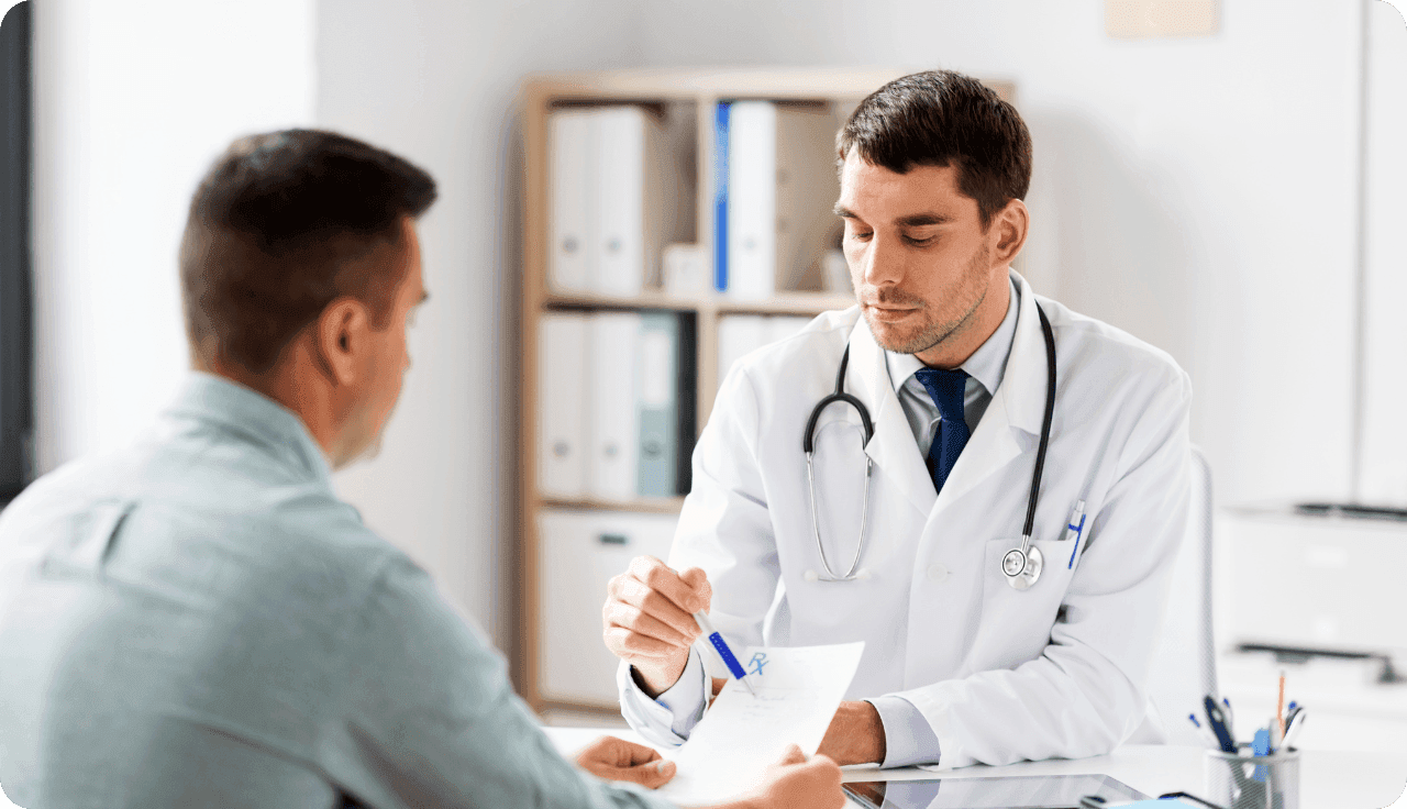 Arzt zeigt Patient sein Rezept